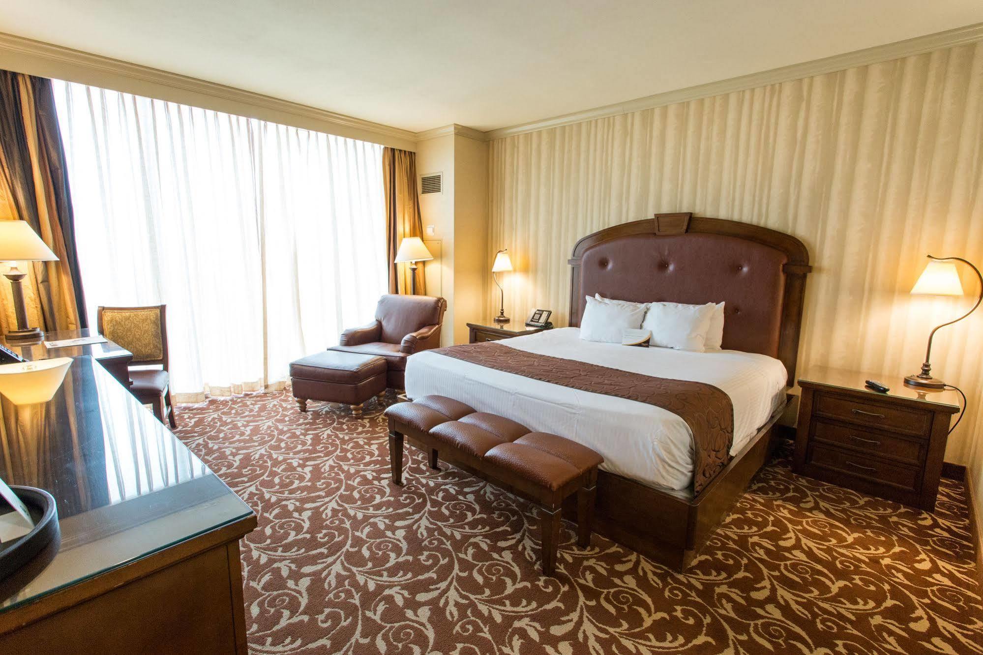 Argosy Casino Hotel & Spa Riverside Bagian luar foto