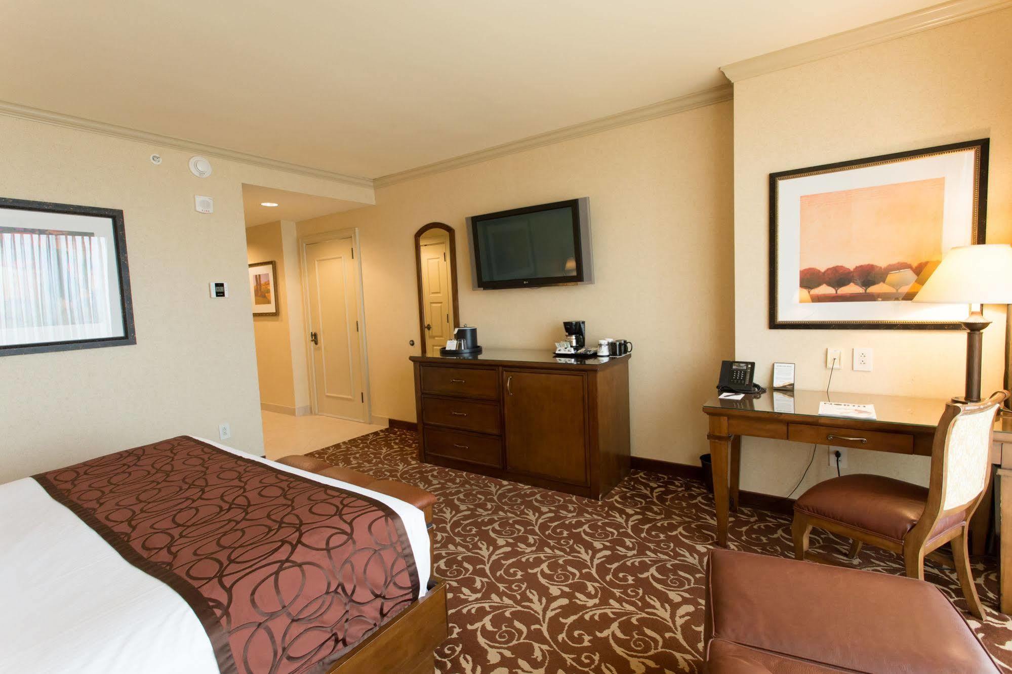 Argosy Casino Hotel & Spa Riverside Bagian luar foto