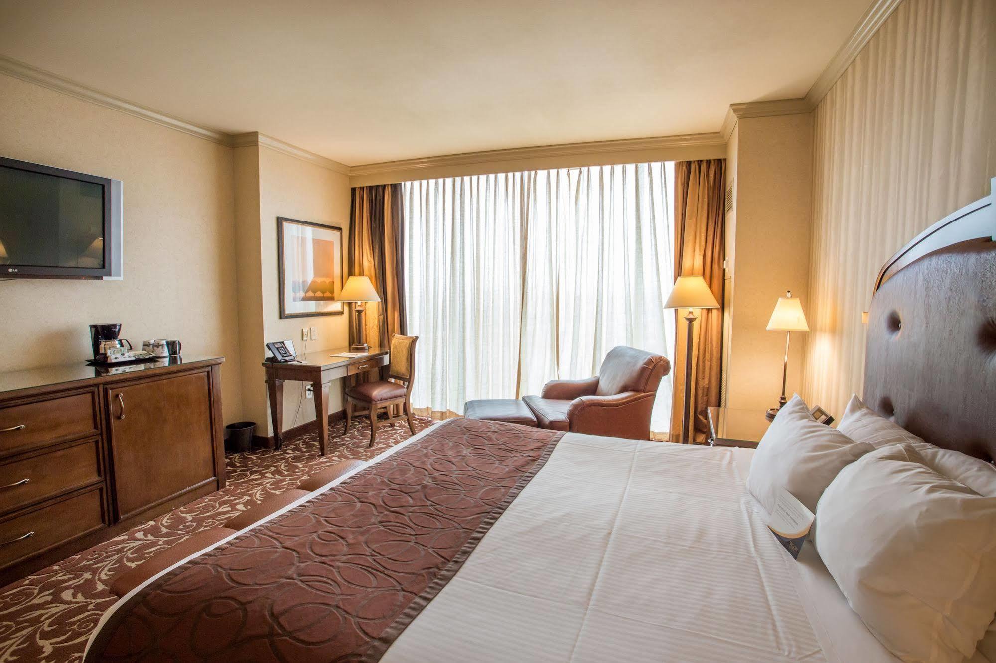 Argosy Casino Hotel & Spa Riverside Bagian luar foto
